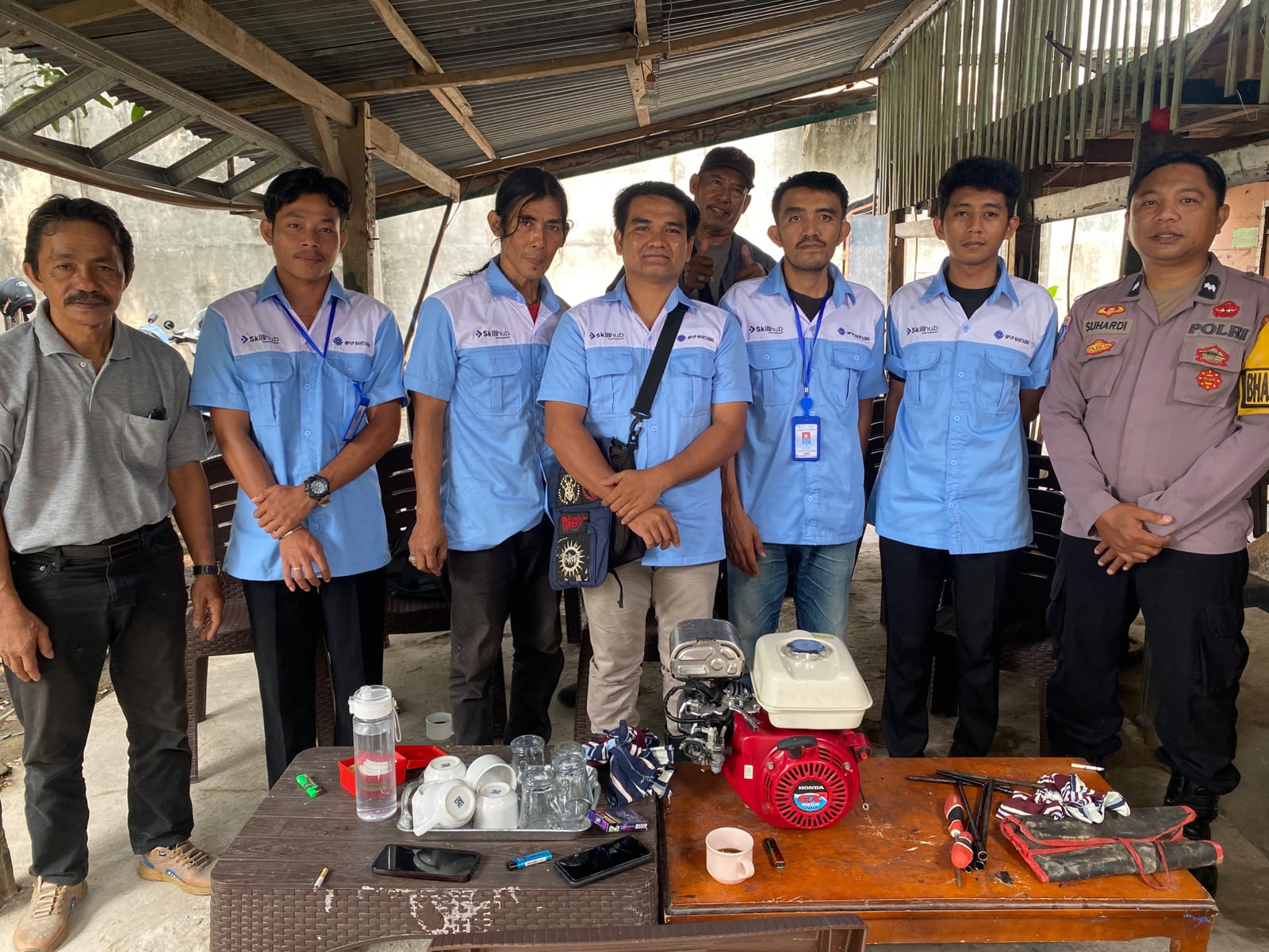 HADIR DI HARI KEENAM PELATIHAN MEKANIK MESIN TEMPEL, BHABINKAMTIBMAS AIPDA SUHARDI HAMID PERKUAT SINERGI DAN KAMTIBMAS DI SUNGAI BIALO